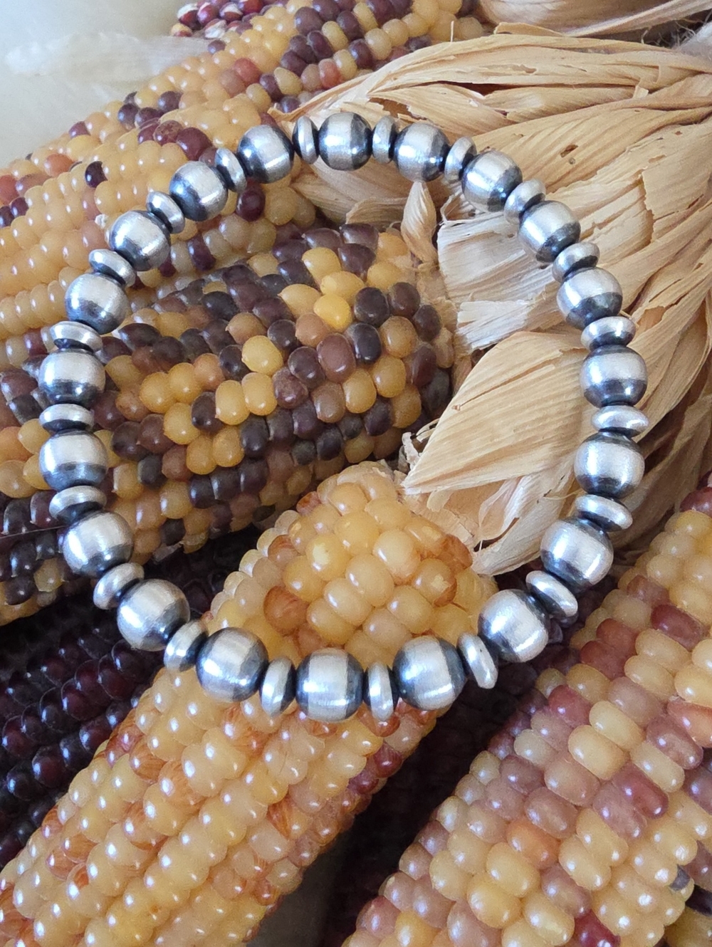 Gorgeous Sterling 6 mm Navajo Pearl & Rondelle Bead Stretchy Bracelet 🩶🎁